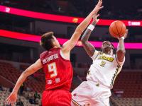 球员们在国际篮球赛场上挑战极限